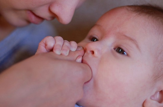 Mẹo nuôi dạy con giúp trẻ mọc răng mà không bị sốt